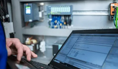 PLC های Phoenix Contact چه مزایایی در اتوماسیون ماژولار ارائه می‌دهند؟